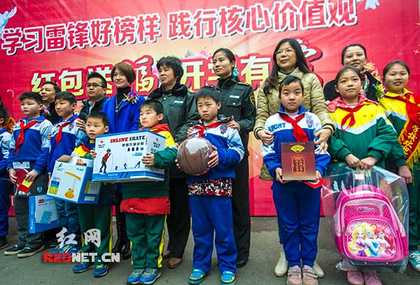 爱心人士为多位外来务工人员子弟送“红包”，满足了他们学习和生活中的微心愿。