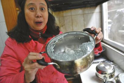 市民投诉玻璃锅盖被煮炸厂家称有一定自爆率（图）