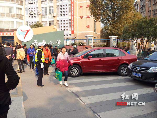 民警在校园门口及其周边道路进行疏导