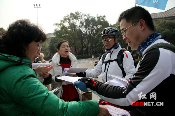 向市民发放水土保持的宣传资料。