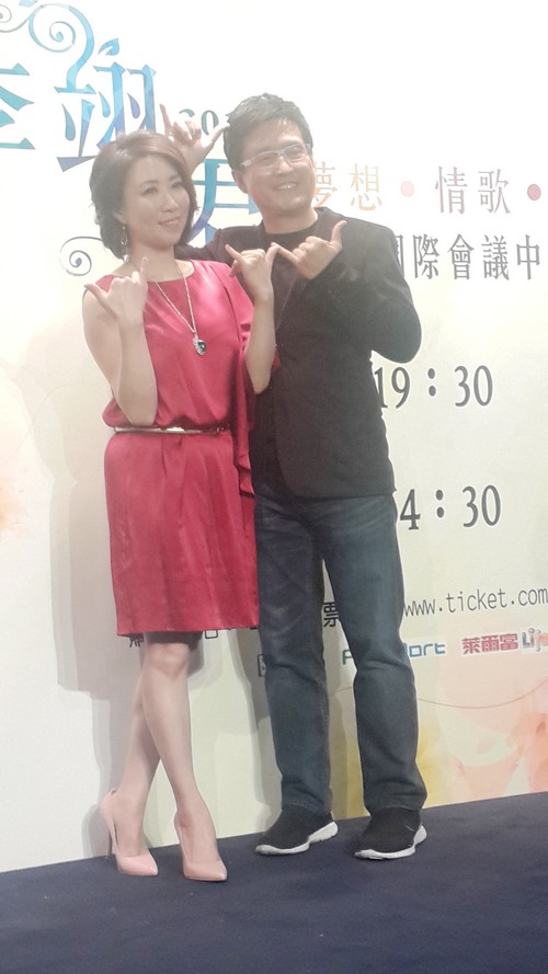 李翊君与老公检场