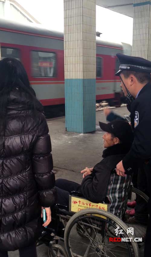 老人凝视着驶过的火车