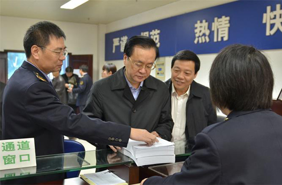 省食安委办公室主任,、省食药监局党组书记、局长肖策群（中排右一）陪同李友志副省长（中排左二）视察省食药监局政务中心工作。