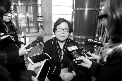 昨天，香港代表团人大代表刘佩琼接受记者采访。京华时报记者潘之望摄