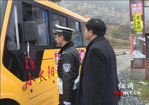 交警与校车办联合查处未取得标牌校车