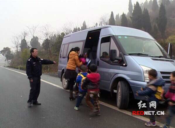 交警转移车上学生