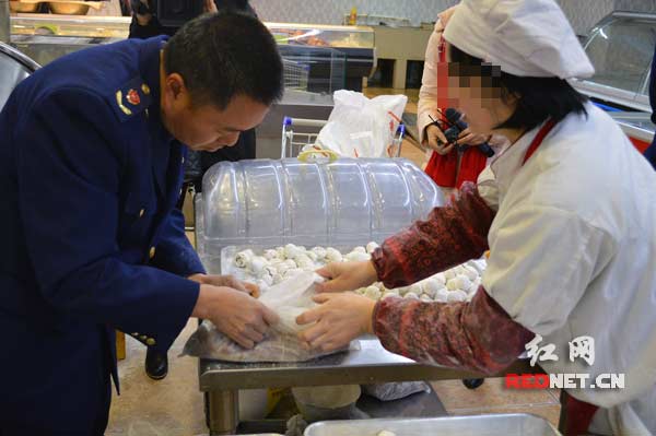 桂阳县工商局对元宵市场进行检查。