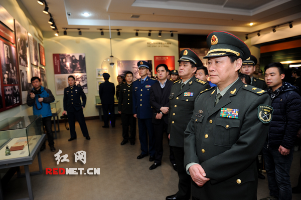 湖南省军区政治部主任姜英宇[右一]出席仪式并参观雷锋纪念馆。