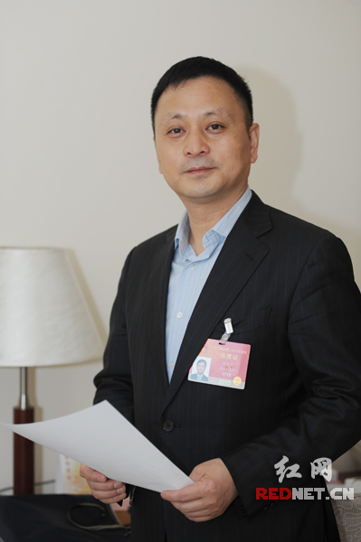 全国人大代表、桃花江核电有限公司总经理郑砚国建议核电知识应该从娃娃抓起。