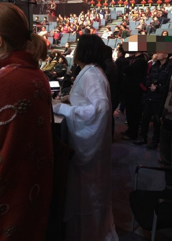 李维嘉晒贾玲着白纱长裙近照瘫坐椅子略显疲惫