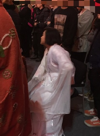 李维嘉晒贾玲着白纱长裙近照瘫坐椅子略显疲惫