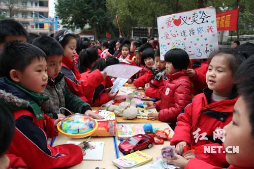 湖南省怀化市洪江区幸福路小学二（3）班学生在义卖。