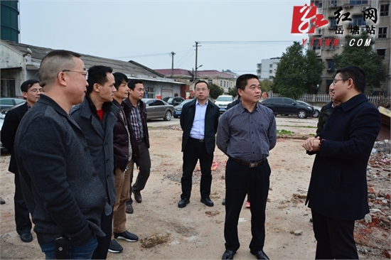 王永红下班后调度东湖二期安置区建设 现场提工作要求
