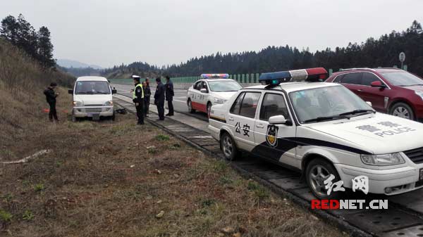 民警与“弃车”的几名男子交流