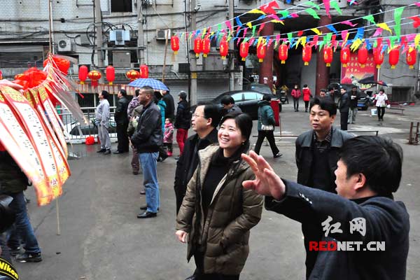 市民们一起来猜灯谜。