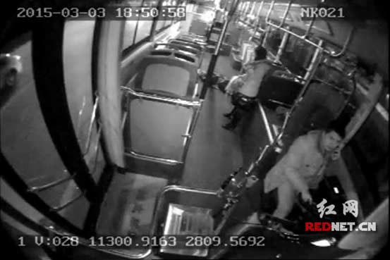 公交车上乘客突然病发倒地，司机黄华靠边停车后拨打120后向公司报告情况。