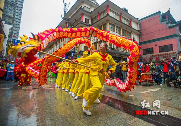3月5日，参加火宫殿庙会民俗巡游的队伍走街串巷，热闹非凡。