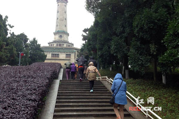 冒雨前来参观烈士塔的韩国人。
