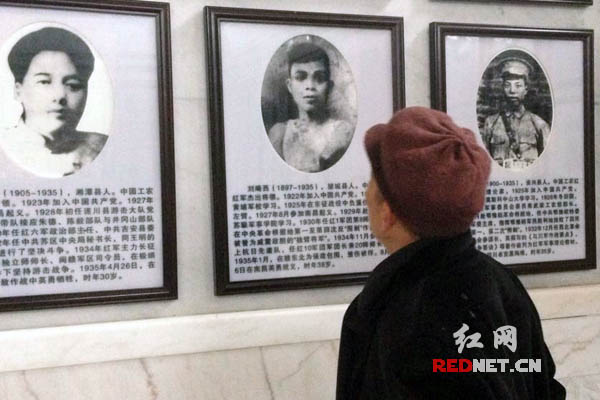 78岁的刘满嗲嗲正在看烈士事迹。
