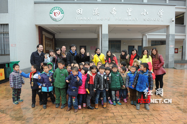 部分志愿者和田溪希望小学的孩子们合影。