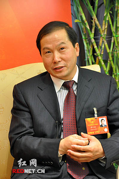 照片说明：1.全国人大代表、中国电信股份有限公司湖南分公司总经理廖仁斌就“加快建设大数据时代个人信息安全保护体系”提出建议。