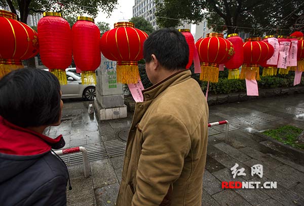 3月5日，几位市民在长沙高桥街道怡园社区举办的元宵灯会上猜灯谜。