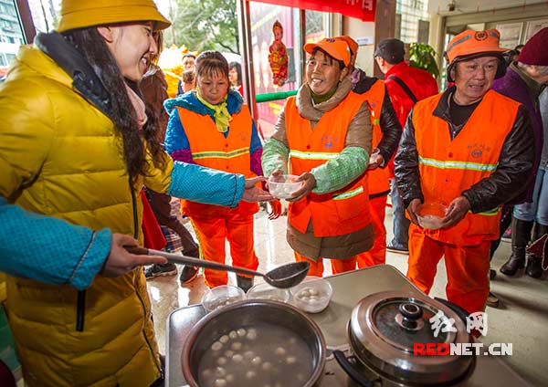 元宵节这天，长沙高桥街道怡园社区为辖区内的环卫工人送上热气腾腾的元宵，表达对他们为社区作奉献的感谢。