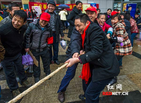 齐心协力拔河，营造出元宵的热闹气氛，也增进了邻里之间的感情。