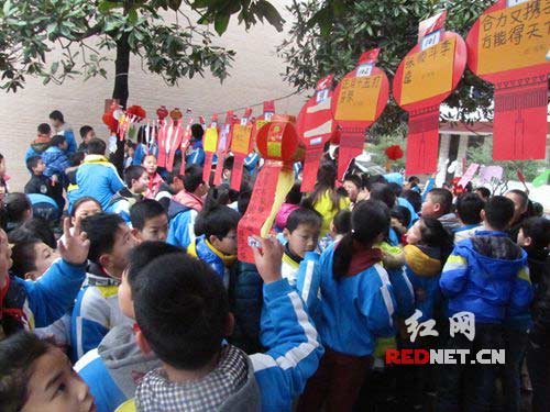 孩子们争先恐后地猜灯谜。