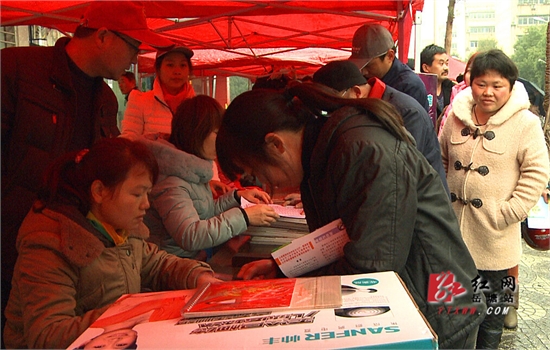 岳塘区开展学雷锋志愿服务活动 倡导社会文明新风