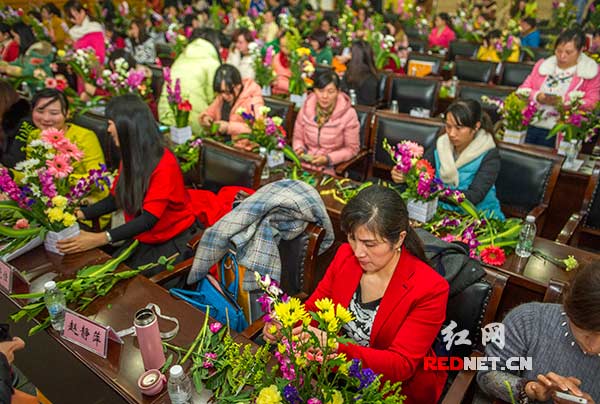 三八国际妇女节前夕，国家级长沙经济技术开发区总工会组织各企业的180位女职工进行花艺培训。