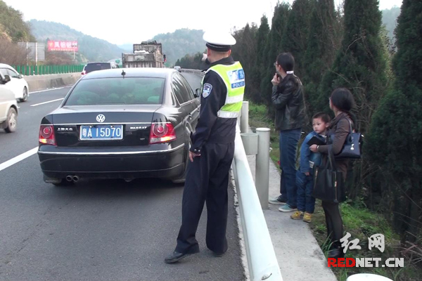 民警将人员和车辆带至安全区域