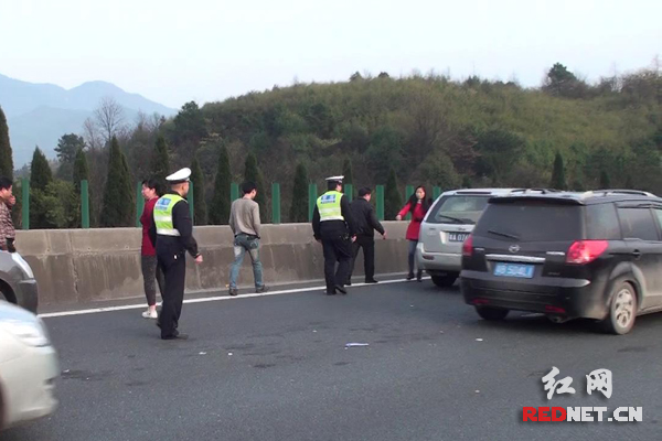 民警快处小车刮擦事故