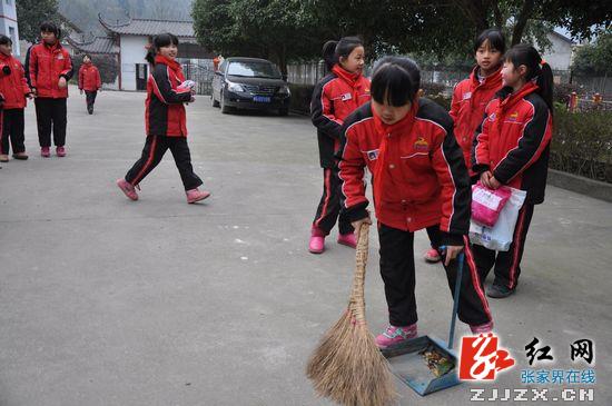 武陵源区军地小学：践行雷锋精神 情暖孤残老人（组图）