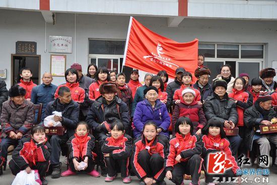 武陵源区军地小学：践行雷锋精神 情暖孤残老人（组图）