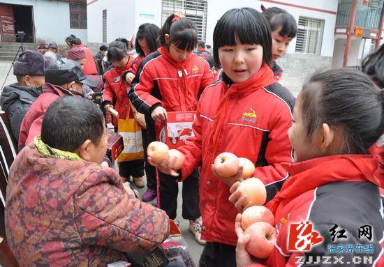 武陵源区军地小学：践行雷锋精神 情暖孤残老人（组图）