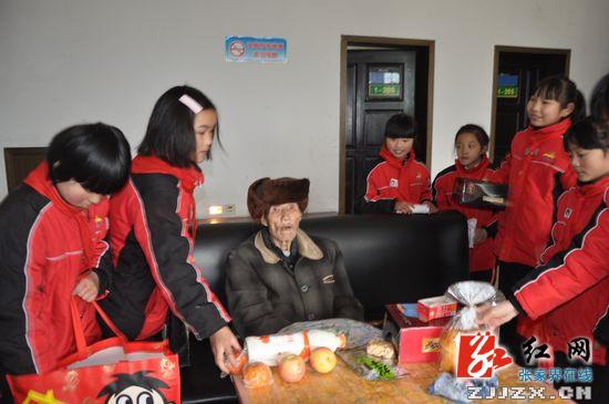 武陵源区军地小学：践行雷锋精神 情暖孤残老人（组图）