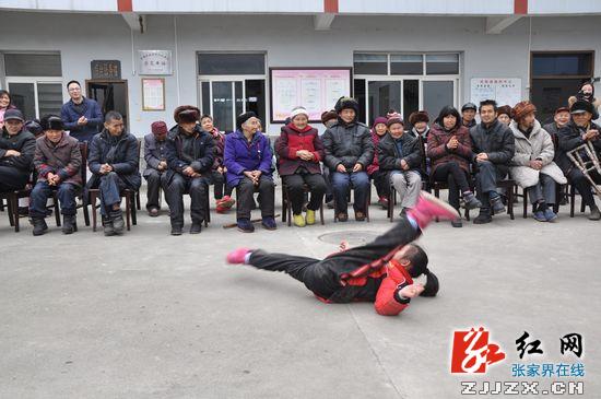 武陵源区军地小学：践行雷锋精神 情暖孤残老人（组图）