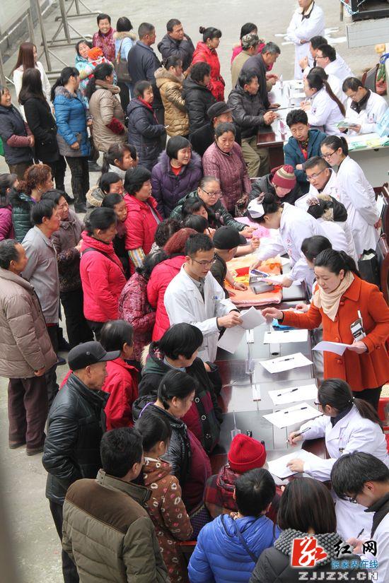 张家界市人民医院“三•八”妇女节进社区开展义诊活动