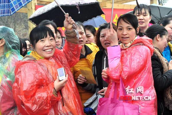 1000余人冒着春雨观看比赛。