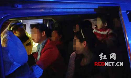 3月7日晚，耒阳高速交警查处一台超载7座面包车，车上共坐10人。
