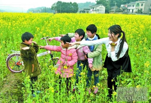 韶山市大坪乡，游人在油菜花地里玩耍