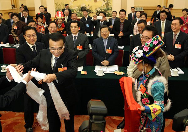 Premier visits Sichuan delegation