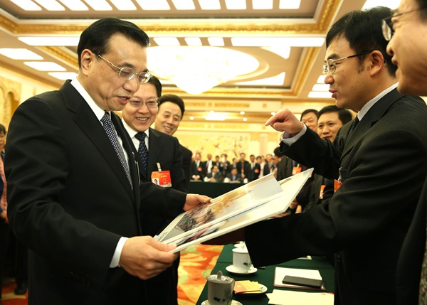 Premier visits Sichuan delegation