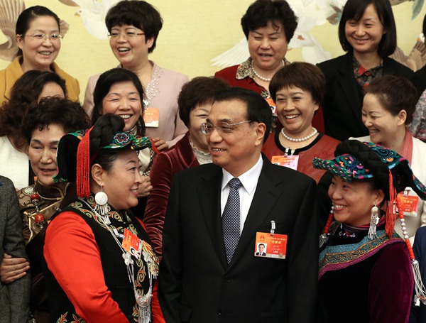 Premier visits Sichuan delegation