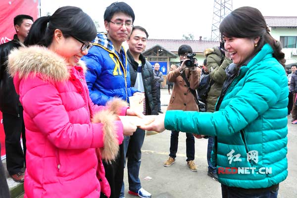 冷水江市委常委宣传部长姜海燕[右]为获奖队颁奖。