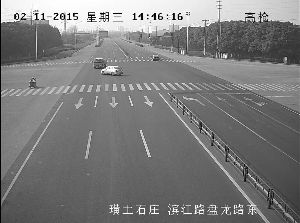 三轮车过马路,两汽车眼看要撞上了