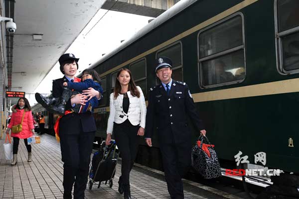 志愿者青年民警在站台送旅客上车