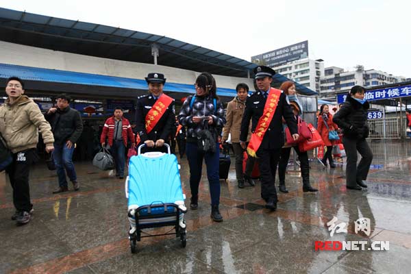 在安检口送旅客进站