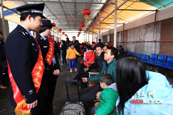 在婴幼儿临时候车棚为旅客提供帮助